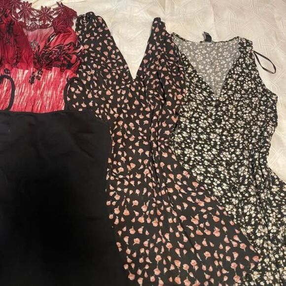 Women's trendy cute dresses and rompers, size medium - Picture 3 of 4